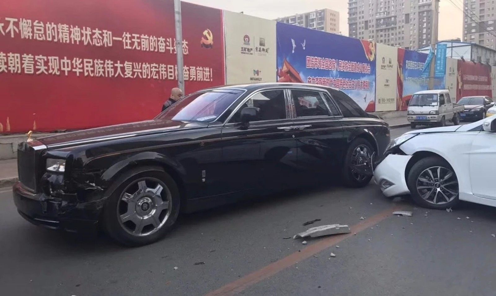 千萬勞斯萊斯被“慘撞” 一句話讓豪車車主不敢叫賠錢!
