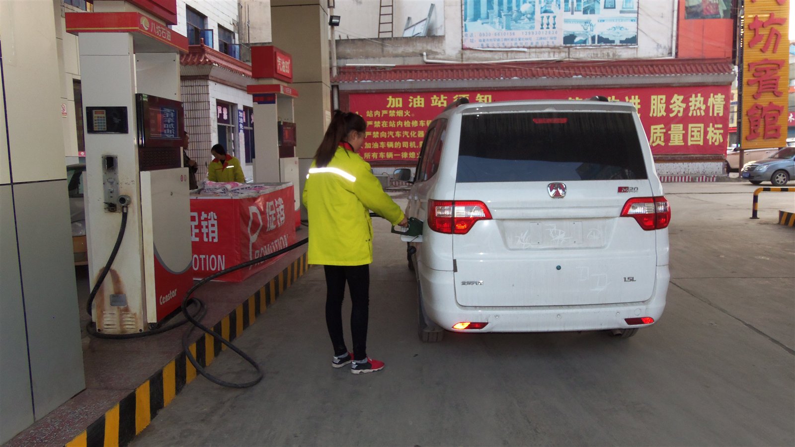 <b>今日話題：油價迎來“兩連停” 看今年來成品油十漲六跌的背后</b>