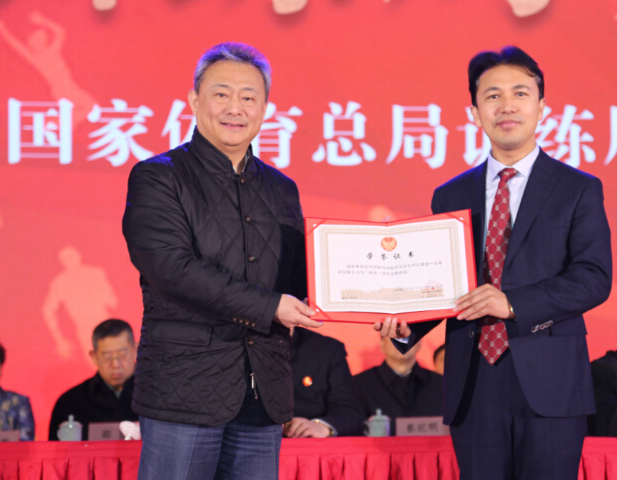 銀色世紀連續(xù)贊助國家體育局.訓練局，為中國隊