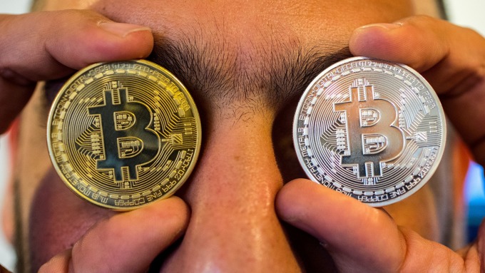 比特幣將漲至10萬美元？哈佛教授：恐怕會跌到