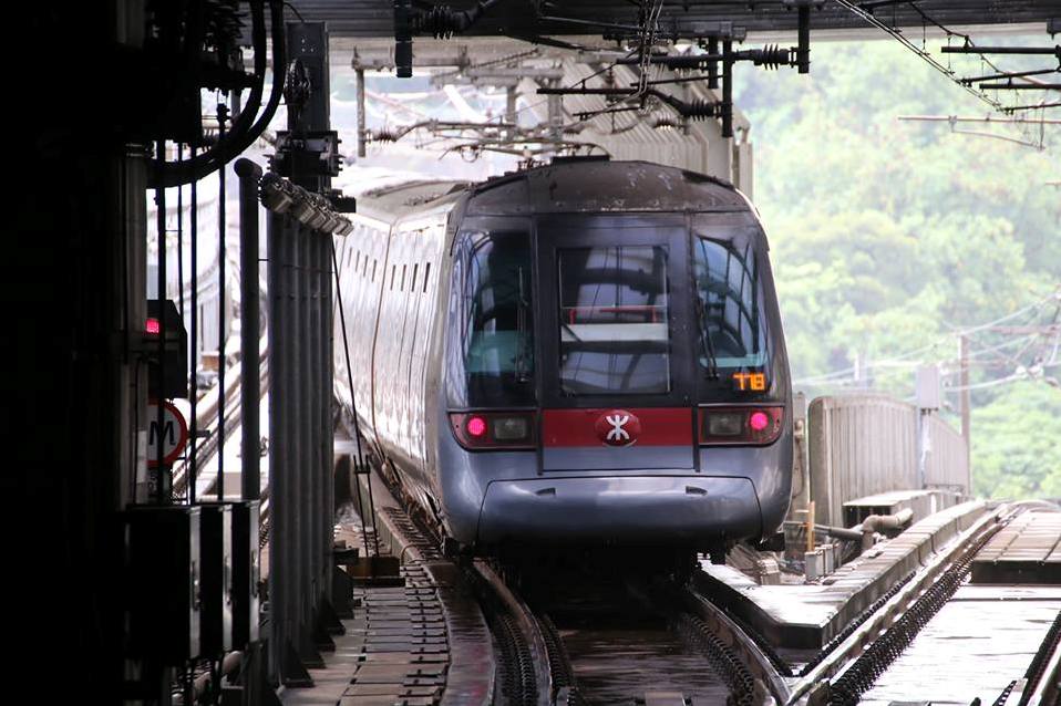 <b>香港股市中午升260點 港鐵漲逾4%</b>