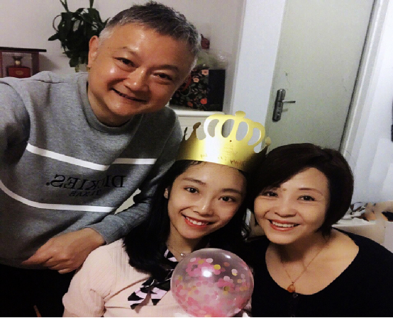 賈寶玉歐陽奮強(qiáng)曬全家福 6年冷板凳沒白坐