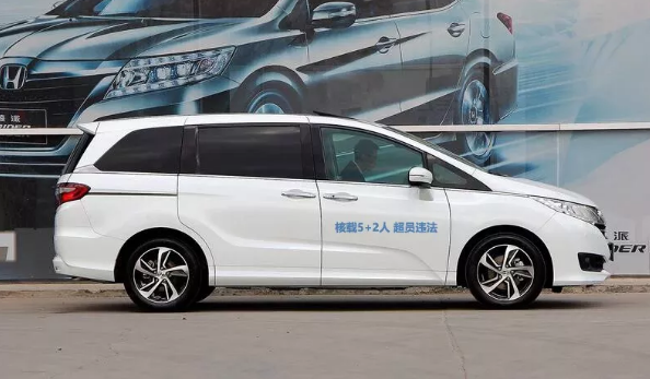 車管所噴字又出新花樣！“核載7人”四個字變為九個字！