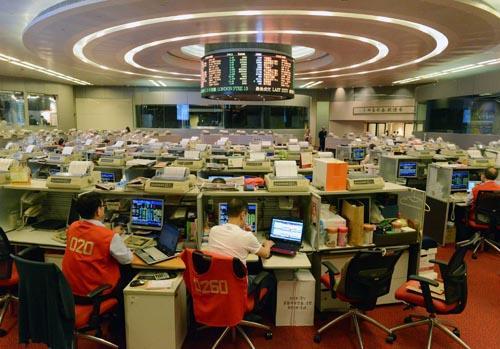<b>港股收評：恒指收市升384點受制10天線</b>