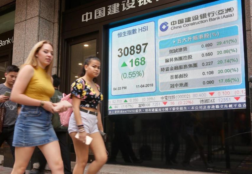 <b>港股三萬一關(guān)爭持 油金股料跑贏</b>