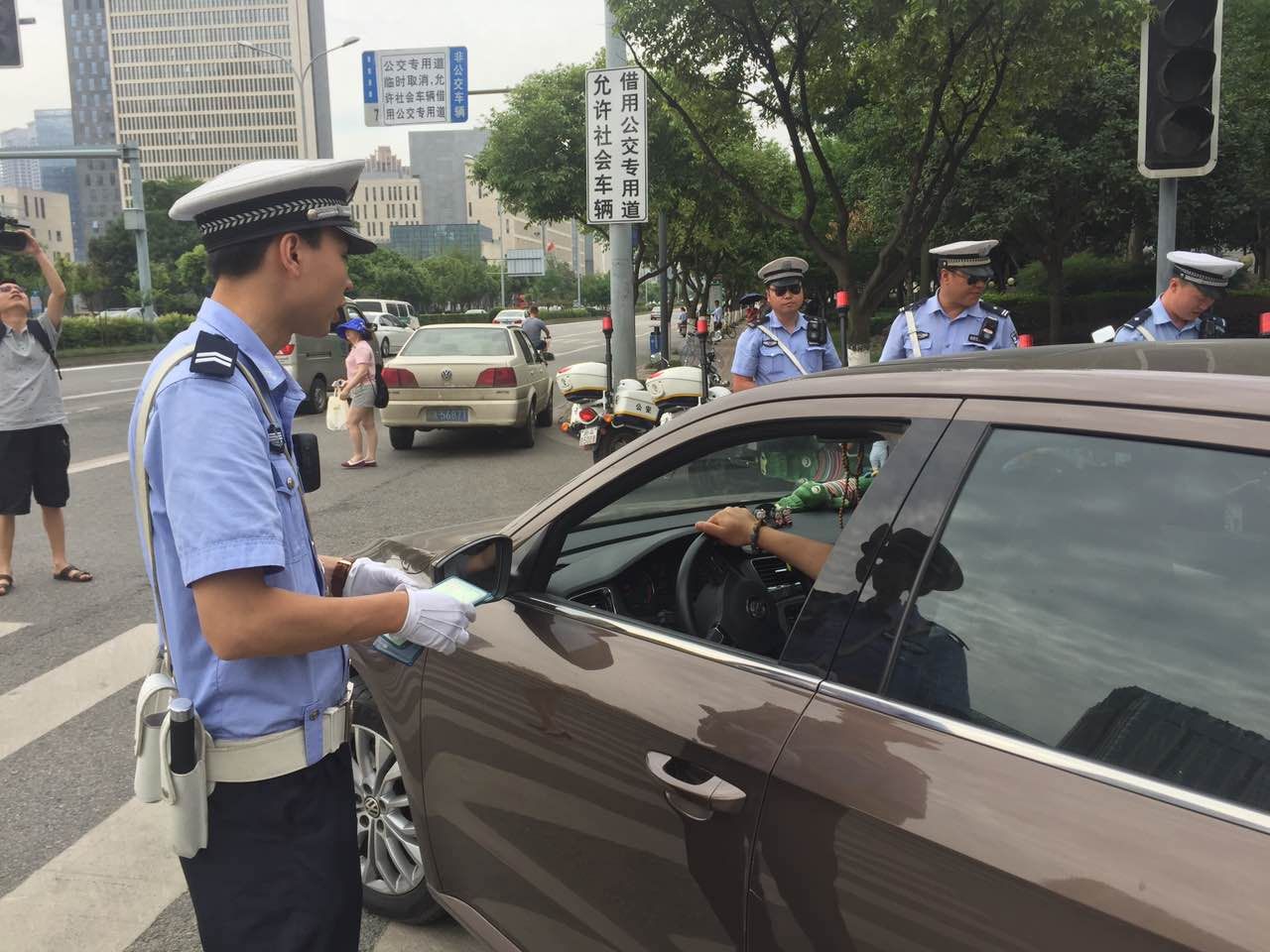 車貼“內涵段子”將記3分罰款200元？
