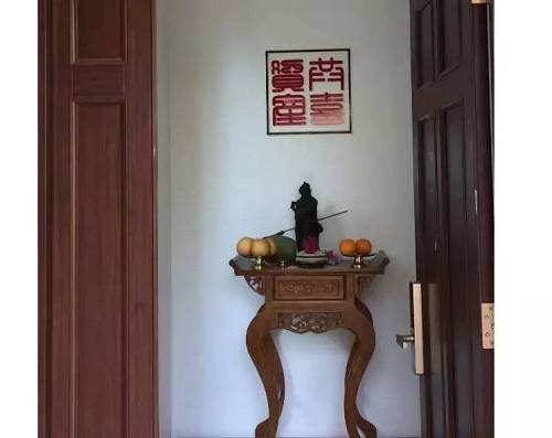 進門可以看到維權投資者在寫字板上留下的信息,聲稱“共喜詐騙”。