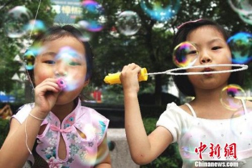 資料圖:兩名小女孩在南昌八一廣場上吹泡泡。劉占昆 攝