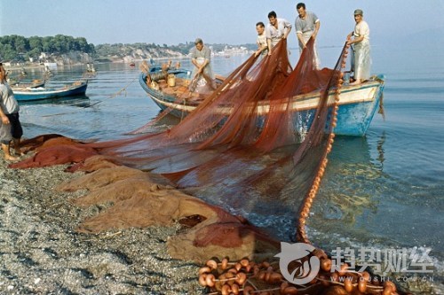 希臘漁民在作業(yè)。圖片來(lái)源:聯(lián)合國(guó)網(wǎng)站。 希臘漁民在作業(yè)。圖片來(lái)源:聯(lián)合國(guó)網(wǎng)站。