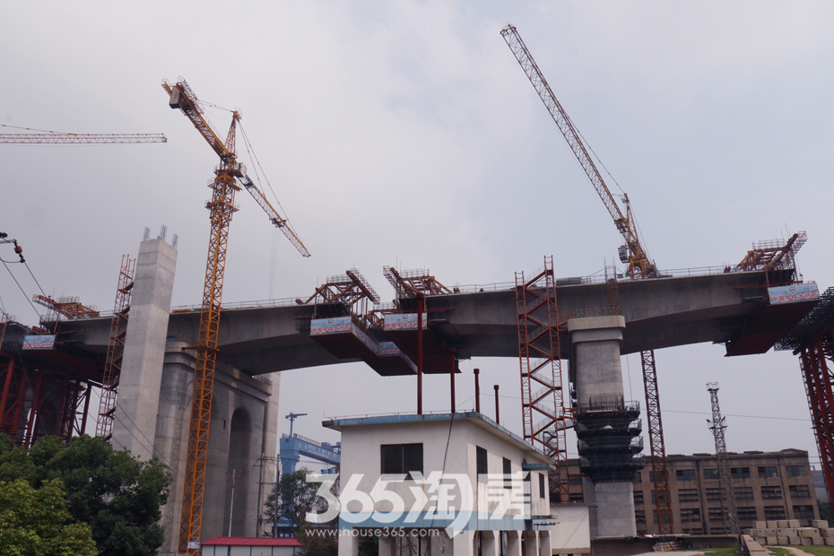 365淘房 汪洋6月20日上午，小編來到商合杭鐵路蕪湖長江公鐵大橋江邊的施工現場，工地上一片繁忙，這里大部分橋墩主體工程已經完成，施工人員正在使用大型器械，架設鐵路箱梁和現澆箱梁的施工作業。商合杭鐵路蕪湖長江公鐵大橋從2014年12月開工建設，預計建設工期4年；大橋建成后將是蕪湖城市道路跨江交通網的重要組成部分，對于提升蕪湖區域中心城市的綜合功能具有重要意義。（365淘房 汪洋/攝）