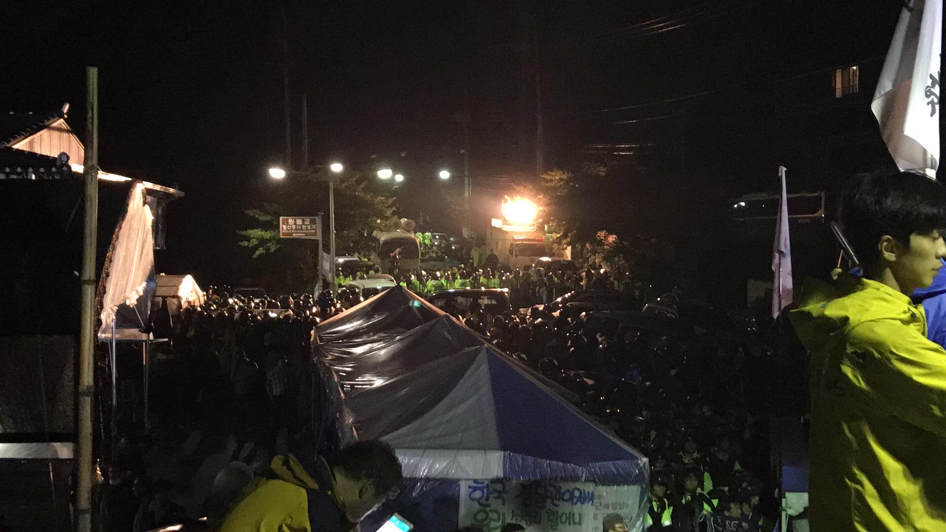 韓國(guó)民眾徹夜阻攔薩德部署
