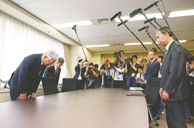 當地時間10月12日，日本神戶制鋼董事長兼社長川崎博在東京就篡改鋁制品性能數據問題向經產省制造產業局道歉，并向媒體表示，“（除目前發現的違規以外）在國內外也存在可疑情況。”他還稱，可能面臨來自問題制品采購方的索賠。他將在制品安全性驗證工作完畢階段，明確經營責任。若今后違規狀況接連曝出，川崎或不得不就辭職與否等作出沉重決斷。