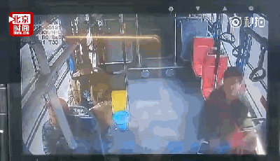 公交車內(nèi)國歌響起 海龜小伙放下手機(jī)起立致意