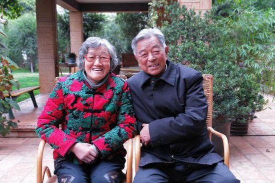 褚時(shí)健背后的女人，70歲陪丈夫東山再起！