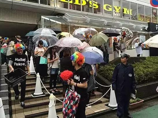 雜貨界的宜家！刮風下雨，都抵擋不了人們排隊