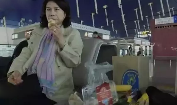 富而不奢！任正非食堂排隊(duì)打飯，董明珠獨(dú)自一人坐火車(chē)