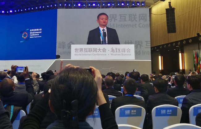 <b>馬云：人類要自信可控制機(jī)器 未來貿(mào)易屬于中小企業(yè)</b>