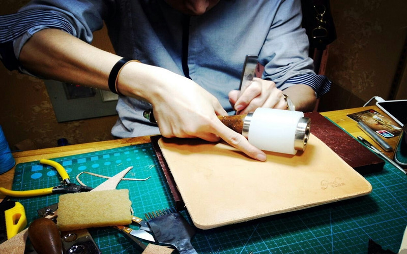 大學生創業“私人定制”，制作手工皮包月入上萬