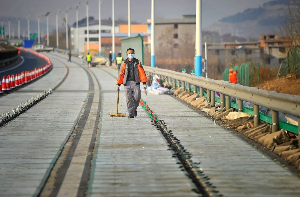 公路變充電寶！濟南建全球首條光伏高速年底通車！