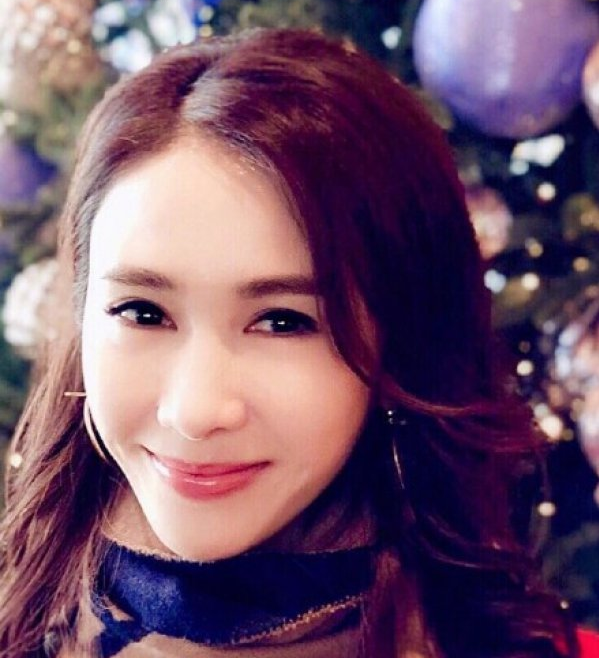 歲月從不敗美人：46歲闊太黎姿 當(dāng)老板越來(lái)越大方！
