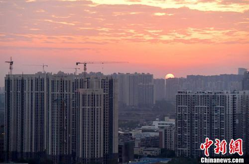 圖為成都城區一角太陽正從東方升起。中新社記者 劉忠俊 攝