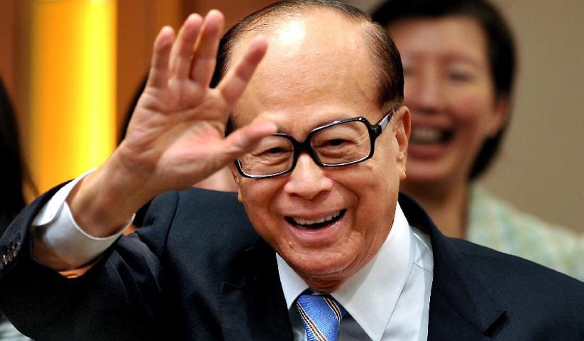 李嘉誠只會賣房產？他投資手段更是老辣！