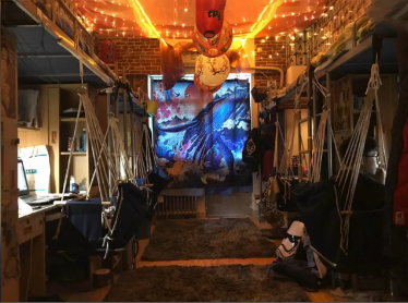 大學生花3千把宿舍改成魔性“居酒屋” 學校勒令
