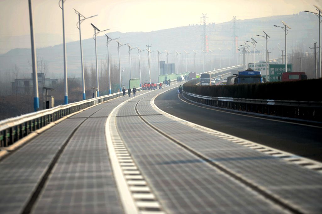 賊出沒！全球首條太陽能高速公路路面被偷！