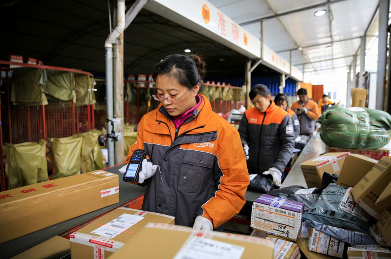 十家快遞企業表示今年春節期間不打烊！快遞員會怎樣選擇？