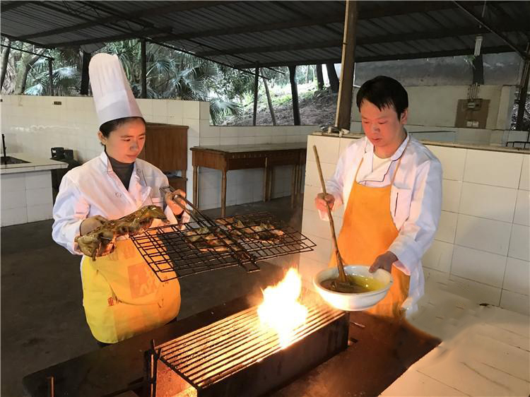 青年創業：放棄專業接手家族事業 海歸女碩士變身金牌燒烤大師