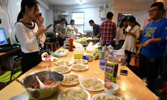 大學(xué)生創(chuàng)業(yè)：福建農(nóng)大畢業(yè)生開(kāi)“共享廚房”受熱捧 月收入上萬(wàn) 