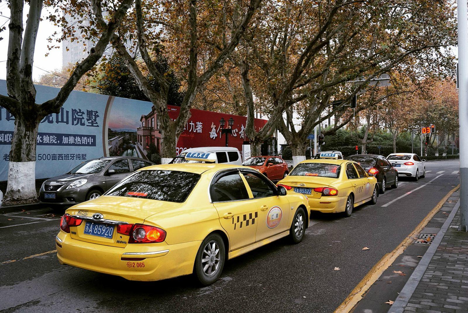 南京出租車退租超3千 的哥的姐改開網約車