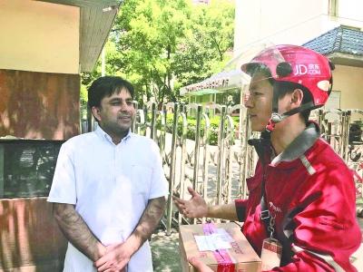 青年創(chuàng)業(yè)：快遞小哥為留學生送貨練出流利英語 未來還打算考研