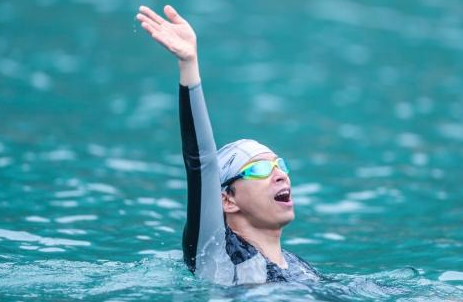 互聯網運動最強大佬：張朝陽端午清江游水10公里