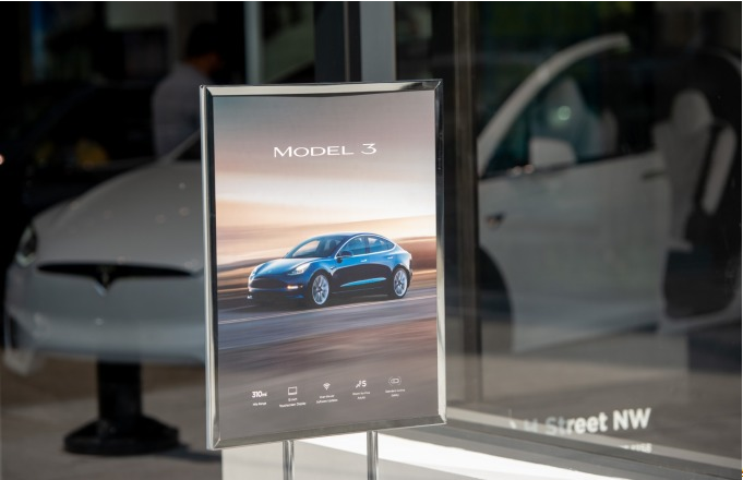 特斯拉首款平價電動車Model 3。