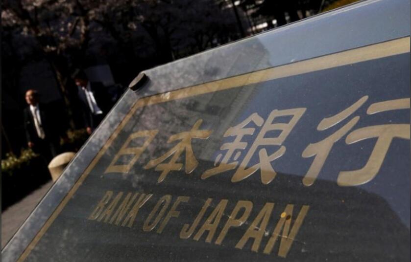 2016年3月，日本東京，行人經過日本央行總部