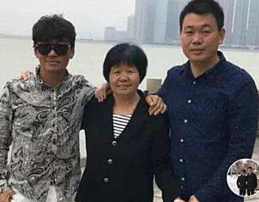王寶強攜兒子上墳