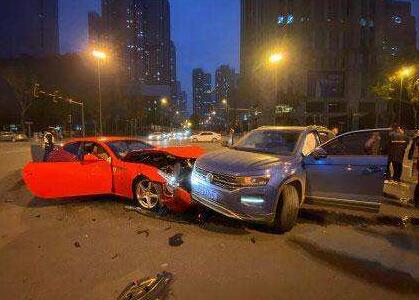大眾車撞爛法拉利