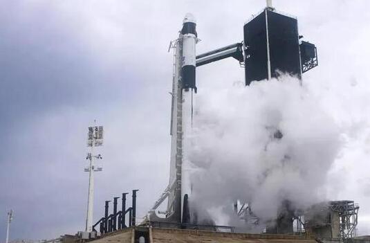 SpaceX首次載人火箭發(fā)射延期