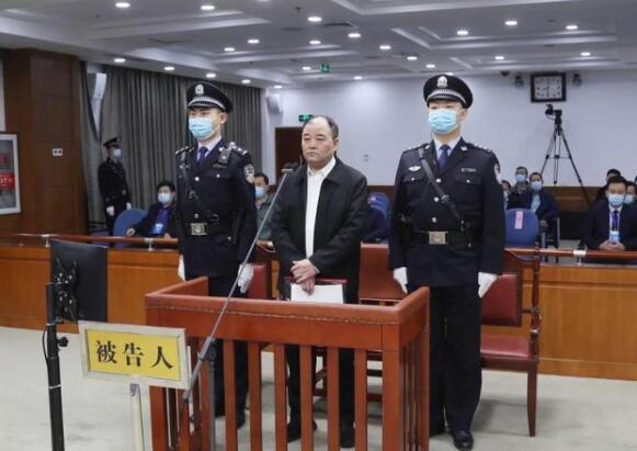“不收現金”的行長被控斂財近1