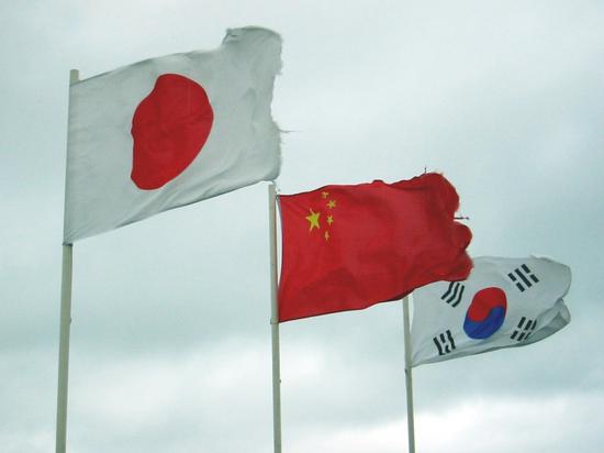 新浪美股訊 北京時間5月5日早間路透消息，周五在橫濱舉行的中、日、韓財長三方會議上，財長們做出承諾同意抵制一切形式的保護主義，在G20的主要經濟體已有向貿易保護政策低頭的趨勢后，美國總統特朗普所倡導的美國優先政策受到重挫。