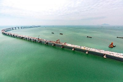 港珠澳大橋全線貫通
