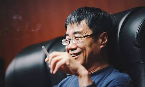 我是資深的退休人員，退休了11年了，對我來說退不退休沒什么區(qū)別，依舊是讀書，寫作，退休后反而更忙，更快樂了。