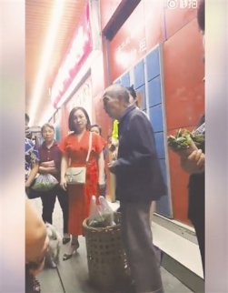 真情！一84歲大爺賣椿芽到深夜 民警買了后送回家