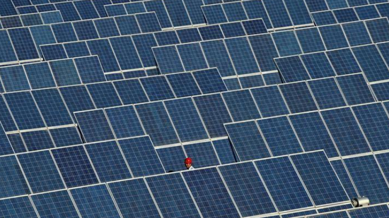 資料圖片：2011年6月，中國甘肅敦煌郊區的光伏電站。 REUTERS/Stringer