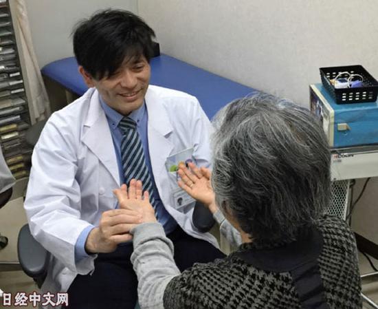 大阪大學醫學部附屬醫院漢方內科診治科長萩原圭祐正為患者把脈
