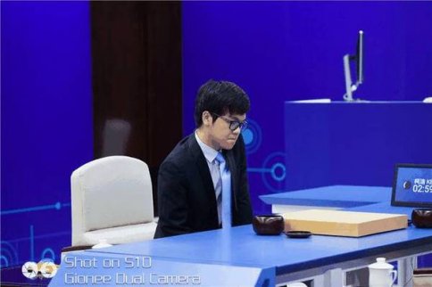 人機大戰第一局：柯潔說“我輸得沒有脾氣”