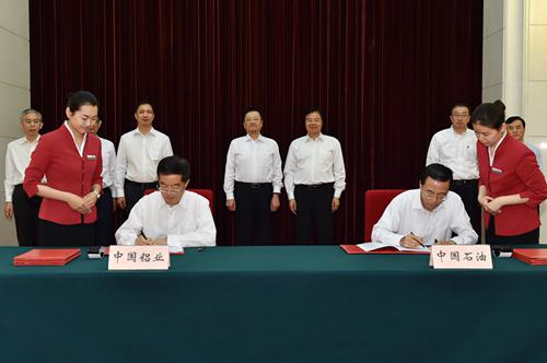 5月23日，中國石油與中國鋁業(yè)簽署戰(zhàn)略合作協(xié)議。常正樂 攝   