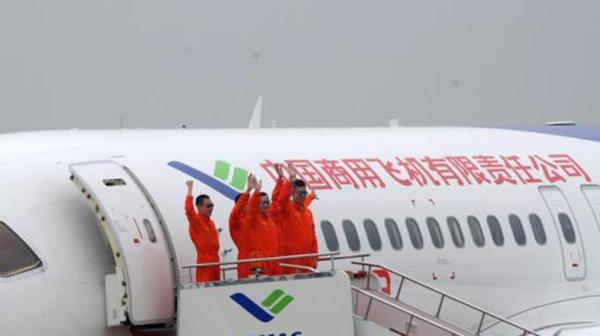 C919機組人員出艙。中新網 圖