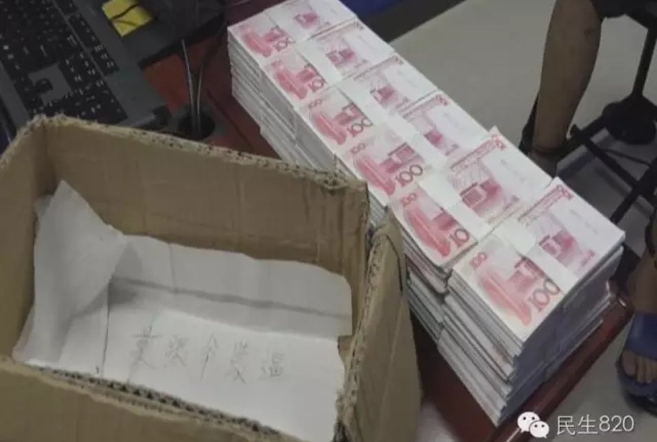 在網上炫富咱們也見怪不怪了。前段時間，家住梅州大埔縣的劉某也碼起幾大堆“百元大鈔”在網上稱“土豪”。可就在前天，大埔警方在開展“2016颶風”專項打擊整治行動中，劉某卻被公安機關給抓了！他的“土豪”身份也被拆穿，竟然是個電信詐騙分子。